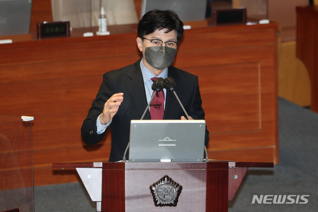 ▲ 한동훈 법무부 장관이 25일 오후 서울 여의도 국회 본회의장에서 열린 정치·외교·통일·안보 분야 대정부질문에서 더불어민주당 박주민 의원의 질문에 답하고 있다. ⓒ뉴시스