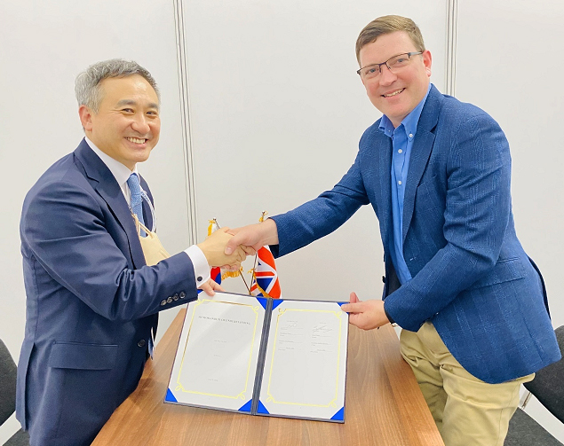 ▲ LIG넥스원 권병현(왼쪽) 부사장과 아이스아이 스티브영 사장이 영국 판보로 에어쇼에서 '위성산업 분야 MOU'를 체결 후 기념사진 촬영을하고 있다. ⓒLIG넥스원
