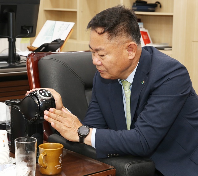 ▲ 김재욱 칠곡군수가 직원을 위해 커피를 내리고 있다.ⓒ칠곡군