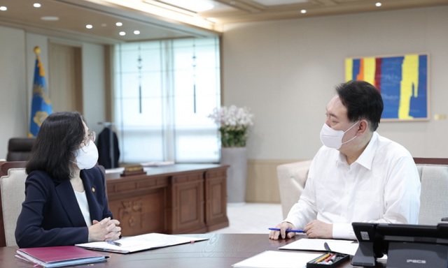 ▲ 윤석열 대통령이 25일 오후 서울 용산 대통령실에서 김현숙 여성가족부장관으로부터 업무보고를 받고 있다.ⓒ대통령실 국민소통관실