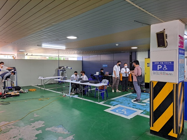 ▲ 25일 오전 10시 동작구 사당문화회관에 마련된 임시선별검사소에서 오후1시부터 운영을 재개하기 위해 관계자들이 준비를 하고있다.ⓒ서영준 기자