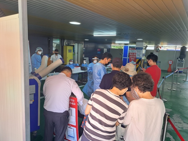 ▲ 오후 1시가 되자 시민들이 PCR 검사를 하기 위해 사당문화회관에 마련된 임시선별검사소로 들어서고 있다. ⓒ서영준 기자