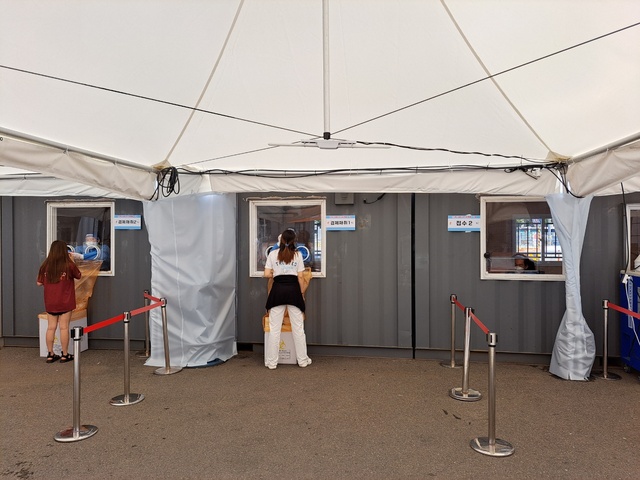 ▲ 25일 오후 서울역광장에 마련된 임시선별검사소에서 피검사자들이 PCR 검사를 받고 있다.ⓒ서영준 기자