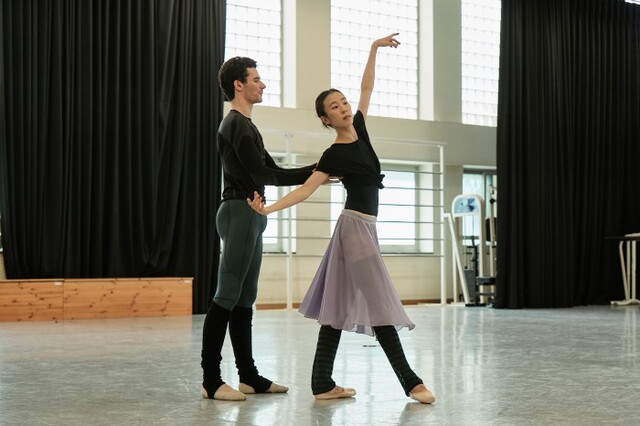 ▲ 발레리나 박세은과 발레리노 폴 마르크가 25일 오후 서울 광진구 세종대 용덕관에서 '로미오와 줄리엣' 중 발코니 파드되를 시연하고 있다.ⓒ롯데문화재단