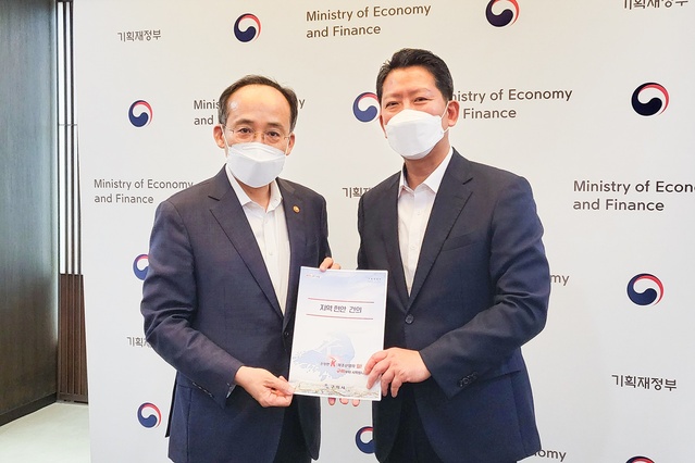 ▲ 김장호 구미시장(오른쪽)이 지난 25일 추경호 기획재정부 장관을 만나 내년도 주요 사업 필요성을 설명했다.ⓒ구미시