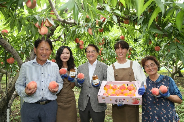 ▲ 청도군(군수 김하수, 중간)은 7월이면 대표 농특산물인 복숭아가 집집마다 주렁주렁 열려 핑크빛으로 물든다.ⓒ청도군