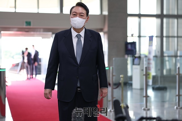 ▲ 윤석열 대통령이 지난 25일 오전 서울 용산 대통령실 출근길에 취재진의 질문에 답변을 하고 있다.ⓒ대통령실 국민소통관실