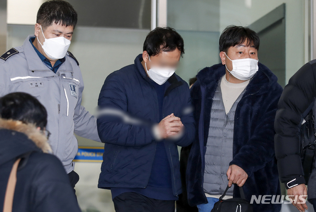 ▲ 신변보호 대상자 가족을 살해한 이석준(26)에게 피해자 가족 주소를 알려준 혐의로 구속된 흥신소 윤모(38)씨가 지난해 12월23일 서울 송파경찰서에서 검찰로 송치되고 있다.ⓒ뉴시스