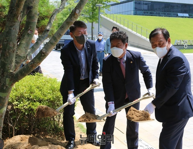 ▲ 최민호 세종시장(오른쪽 첫번째))이 26일 세종시 보람동 세종시청에서 출범 10주년 기념식 수를 심고 있다.ⓒ이길표 기자