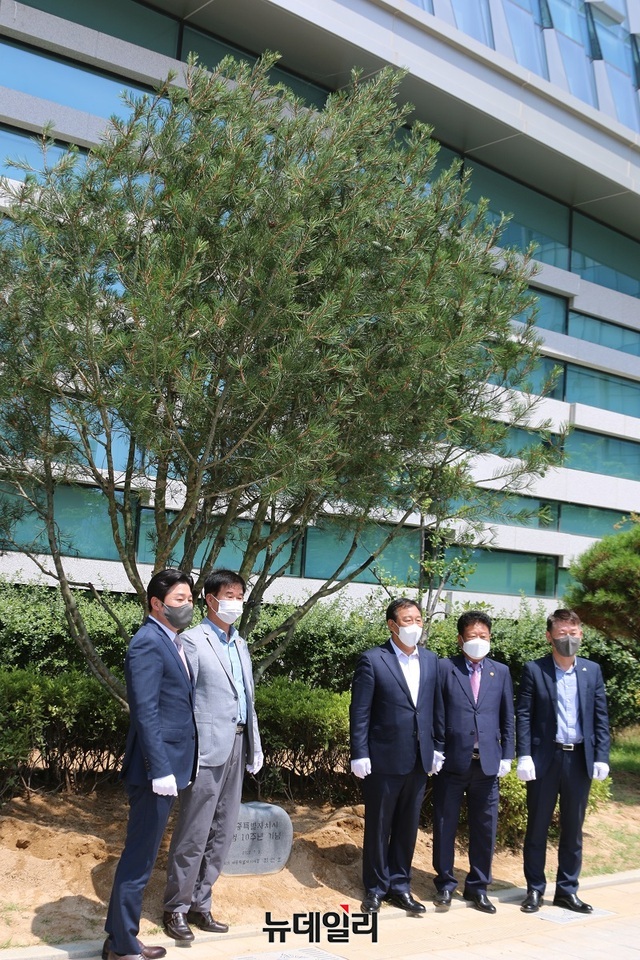 ▲ 최민호 세종시장(왼쪽 세번째))이 26일 세종시 보람동 세종시청에서 출범 10주년 기념식 수를 심고 기념촬영을 하고 있다.ⓒ이길표 기자