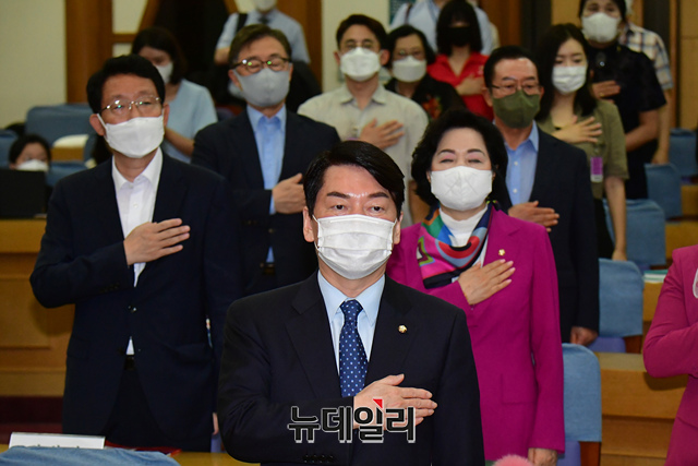 ▲ 안철수 국민의힘 의원이 26일 국회 의원회관에서 열린 위기를 넘어 미래로, 민·당·정 토론회 '반복되는 팬데믹 시대의 과학적 방역과 백신주권' 에서 국민의례를 하고 있다.ⓒ이종현 기자