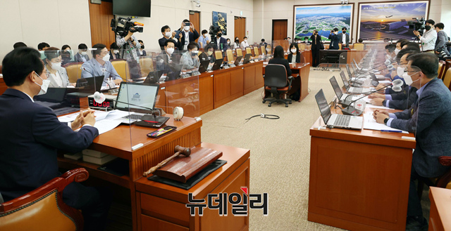 ▲ 류성걸 민생경제안정특별위원회 위원장이 26일 오전 국회에서 열린 민생경제안정특별위원회 전체회의에서 회의를 주재하고 있다. ⓒ이종현 기자