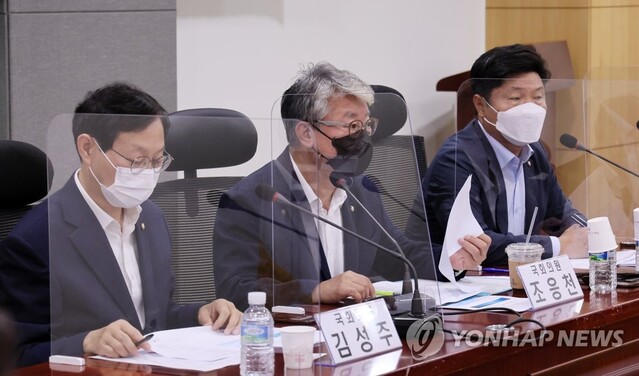 ▲ 더불어민주당 조응천 의원이 26일 국회에서 열린 '민주당 반성과 혁신 연속토론회'에서 인사말을 하고 있다. ⓒ연합뉴스