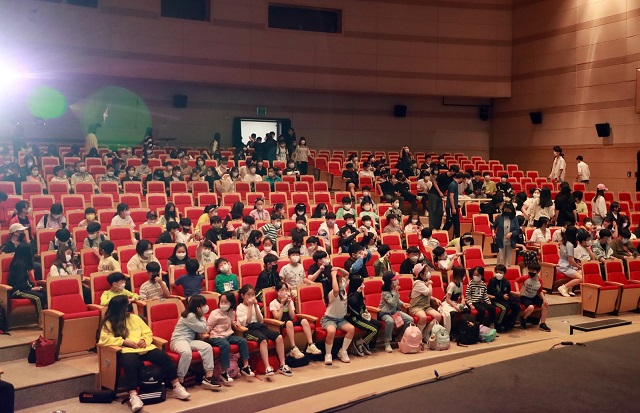 ▲ 경주엑스포대공원을 찾은 지역아동센터 아이들이 공연을 관람하고 있다.ⓒ경주엑스포