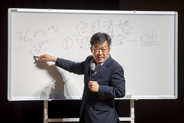 ▲ 남한권 군수는 지난 25일 국토순례 및 울릉·독도 안보현장 견학차 방문한 육군사관학교 1학년 생도 300여명을 대상으로 안보교육을 실시했다.ⓒ울릉군