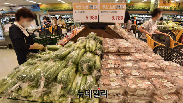 ▲ 치솟는 물가에 장바구니가 가벼워 지고 있다. 서울시내의 한 대형마트를 찾은 고객이 채소를 구매하는 모습ⓒ뉴데일리DB