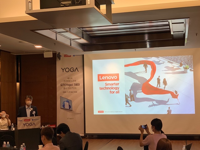 ▲ 김윤호 한국레노버 대표가 27일 오전 서울 영등포구 코트야드 메리어트 서울 타임스퀘어 호텔에서 열린 레노버 요가(YOGA) 7세대 한국 공식 출시 기자간담회에서 인사말을 하고 있는 모습. ⓒ이성진 기자