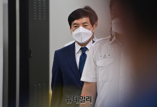 ▲ '김학의 불법 출금 수사외압 의혹'으로 재판에 넘겨진 이성윤 법무연수원 연구위원(전 서울고검장)이 지난달 17일 오전 서울 서초구 서울중앙지방법원에서 열린 공판에 출석하고 있다. ⓒ정상윤 기자