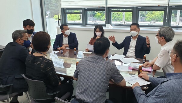 ▲ 대전 중구의회 행정자치위원회가 지난 26일 문화동 중구보건소에서 사업추진을 점검한 뒤 현안 사항을 청취했다.ⓒ대전 중구의회