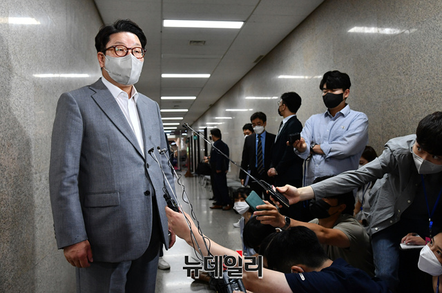 ▲ 권성동 국민의힘 대표 직무대행 겸 원내대표가 27일 오전 국회로 등원해 원내대표실 앞에서 전날 본회의장에서 윤석열 대통령과의 사적 문자내용 공개와 관련해 입장을 밝히고 있다.ⓒ이종현 기자