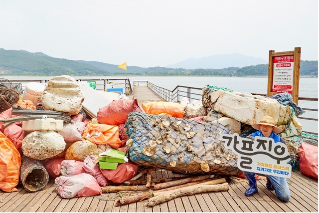 ▲ 연안정화활동을 통해 수거된 해양 쓰레기를 한곳에 모아둔 모습 ⓒ포스코