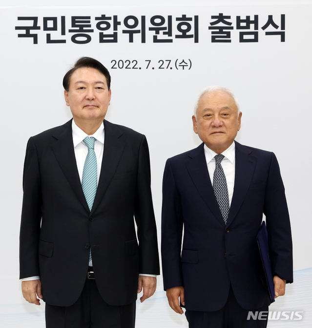 ▲ 윤석열 대통령이 27일 오후 서울 용산 대통령실에서 열린 국민통합위원회 출범식에서 김한길 국민통합위원장에게 위촉장을 수여한 후 기념촬영하고 있다.ⓒ뉴시스(사진=대통령실통신사진기자단)