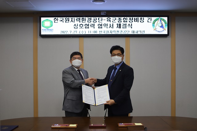 ▲ 왼쪽부터 차성수 이사장, 이기중 육군종합정비창장.ⓒ원자력환경공단