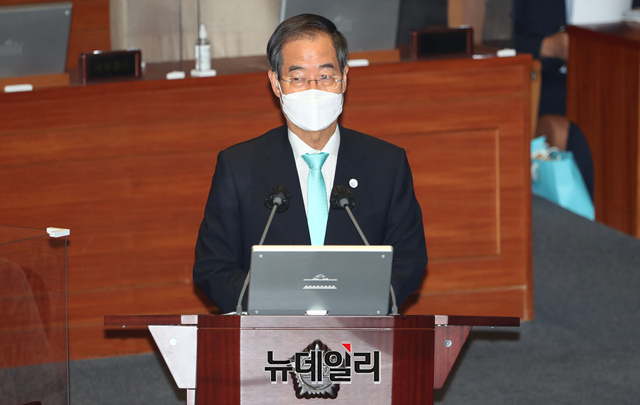 ▲ 한덕수 국무총리가 27일 오후 국회 본회의장에서 열린 교육·사회·문화 분야 대정부질문에서 의원들의 질문에 답하고 있다. ⓒ뉴데일리(사진=공동취재단)