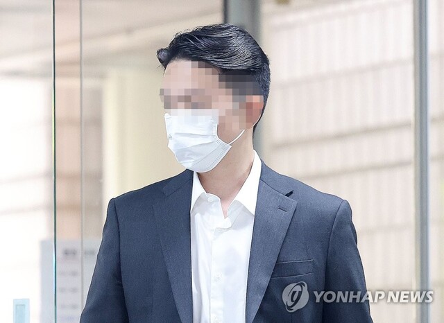 ▲ 화천대유자산관리로부터 퇴직금 50억원을 받은 곽상도 전 국회의원의 아들 병채씨가 27일 오전 서울 서초구 서울중앙지법에서 열린 곽 전 의원의 대장동 개발사업 뇌물 수수 혐의 관련 1심 속행 공판에 증인신문을 하기 위해 출석하고 있다. ⓒ연합뉴스