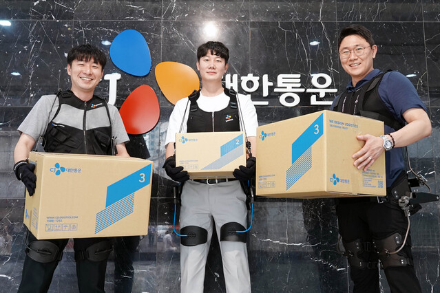 ▲ CJ대한통운과 엔젤로보틱스가 공동개발중인 ‘웨어러블 슈트’를 입고 있는 모습. ⓒCJ대한통운