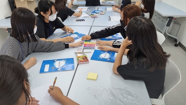 ▲ 학생들이 여름 방학을 맞아 나의 진로를 찾는 프로그램에 참여하고 있다.ⓒ세종교육청