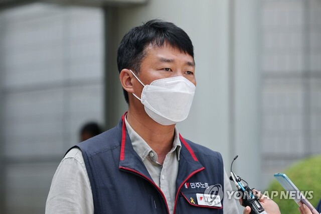 ▲ 불법집회·시위를 주도한 혐의로 기소된 양경수 전국민주노동조합총연맹 위원장이 28일 오전 서울 서초구 중앙지법에서 열린 2심 선고를 마친 뒤 취재진의 질문에 답하고 있다. ⓒ연합뉴스