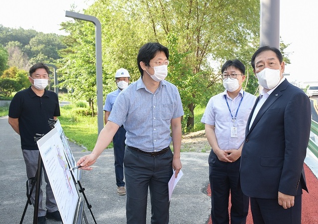 ▲ 최민호 세종시장이 28일 아름동 은하수 교차로 확장사업에 대해 공사 진행과 출·퇴근 교통상황 등을 점검하고 있다.ⓒ세종시