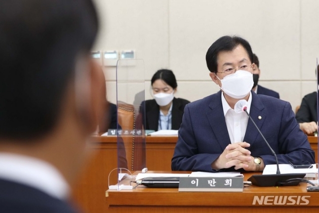 ▲ 행정안전위원회 여당 간사인 이만희 국민의힘 의원이 28일 오전 서울 여의도 국회 본관에서 열린 행안위 전체회의에서 인사말을 하고 있다. ⓒ뉴시스(공동취재사진)