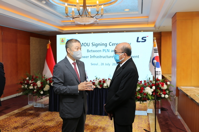 ▲ 구자은(왼쪽) LS그룹 회장이 28일 서울 중구 롯데호텔에서 진행한 인도네시아 국영전력공사(PLN)간 ‘인도네시아 전력 인프라 개발 협력' 협약식에서 아낭 야흐마디 PLN 구매 부사장과 인사를 하고 있다. ⓒLS