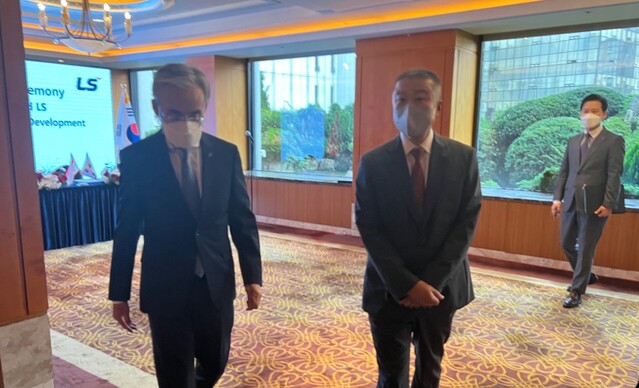 ▲ 구자은(오른쪽) LS그룹 회장이 행사장을 나서고 있다. ⓒ김재홍 기자