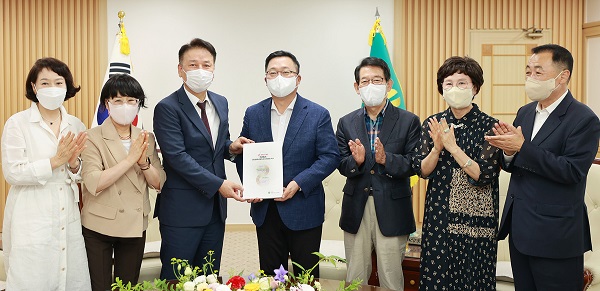 ▲ 민선 8기 대전시장직인수위원회가 28일 백서를 이장우 시장에게 전달했다.ⓒ대전시