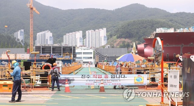 ▲ 하청노조 파업이 끝난 대우조선해양 거제 옥포조선소에서 작업자가 진수 작업 현장을 통제하고 있다. ⓒ연합뉴스