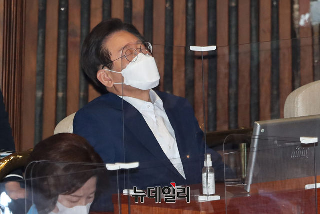 ▲ 이재명 더불어민주당 의원이 27일 오후 국회 본회의장에서 열린 교육·사회·문화 분야 대정부질문에서 생각에 잠겨 있다. ⓒ이종현 기자(사진=공동취재단)