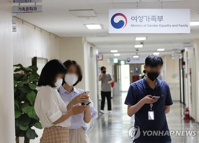 ▲ 검찰이 28일 '대선 공약 개발' 의혹과 관련해 여성가족부를 압수수색하고 있다. 사진은 압수수색 중인 정부서울청사 여성가족부. ⓒ연합뉴스