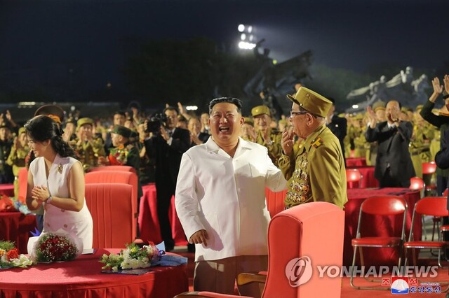▲ 지난 27일 평양 조국해방전쟁승리기념탑 앞에서 북한의 이른바 '전승절' 기념행사에 참석한 북한 김정은.ⓒ연합뉴스. 무단전재 및 재배포 금지.