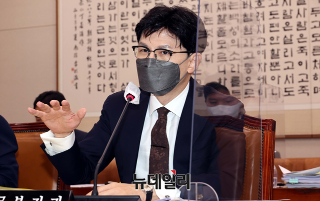 ▲ 한동훈 법무부 장관이 28일 오전 국회에서 열린 법제사법위원회 전체회의에 출석해 의원들의 질문에 답하고 있다. ⓒ이종현 기자(사진=공동취재단)