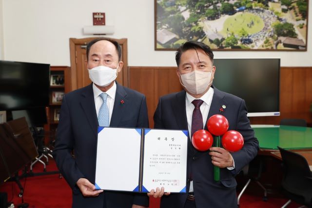 ▲ (왼쪽부터) 노영수 충북모금회장, 김영환 충북지사.ⓒ충북사회복지공동모금회