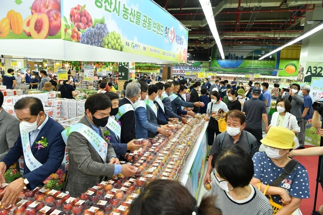 ▲ 민선8기 조현일 경산시장은 지역 과일 재배 농가 등 농민들의 소득 증대에 관심을 가지고 다양한 지원책을 마련하는 등 농가 소득 증대에 박차를 가하고 있다.ⓒ경산시