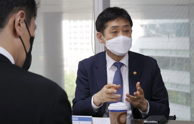 ▲ 김주현 금융위원장이 28일 서울 여의도 산업은행 회의실에서 관계기관 합동 불법 공매도 근절 대책회의를 하고 있다. ⓒ금융위원회