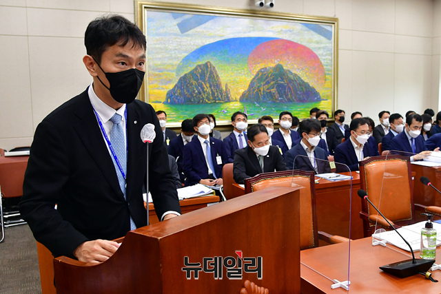 ▲ 이복현 금융감독원장이 28일 국회에서 열린 정무위원회 전체회의에서 발언을 하고 있다. (사진=공동취재단)