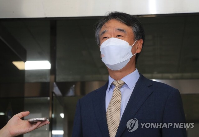 ▲ 윤석열 정부가 임명할 첫 대법관 후보로 선정된 오석준 제주지방법원장이 지난 28일 오후 업무를 마치고 제주지방법원을 나서며 기자 질문을 받고 있다. ⓒ연합뉴스