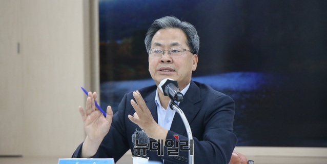 ▲ 오도창 군수는 29일 영양군청에서 열린 민선 8기 출범 기자간담회에서 인구 유입 정책에 대한 많은 시간을 할애하며 인구 증가를 위해 ‘올인’하고 있다고 말했다.ⓒ뉴데일리