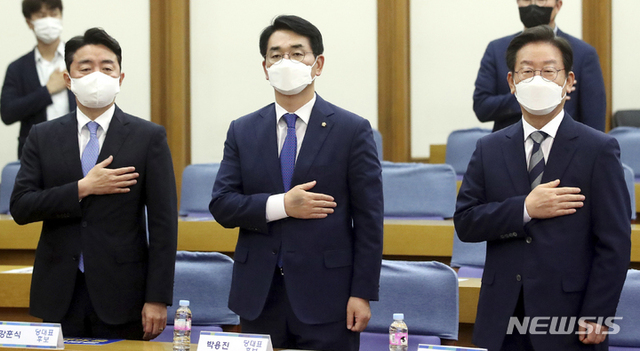 ▲ 29일 오전 국회 의원회관에서 열린 더불어민주당 국민통합 정치교체 추진위원회 당대표 후보자 초청 공개토론회에서 이재명(오른쪽부터), 박용진, 강훈식 후보가 국민의례를 하고 있다. ⓒ뉴시스