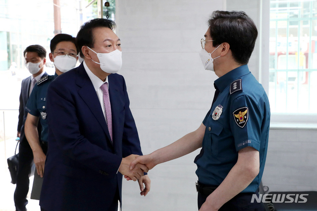 ▲ 윤석열 대통령이 29일 서울 서대문경찰서 신촌지구대를 방문해 오영국 신촌지구대장과 악수하고 있다. ⓒ뉴시스